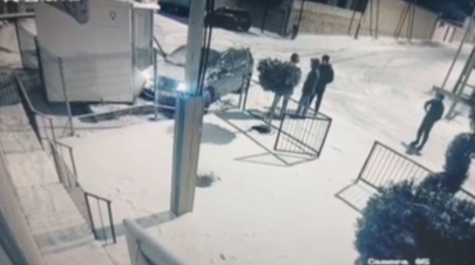 В Хырдалане машина врезалась в трансформатор  - ВИДЕО