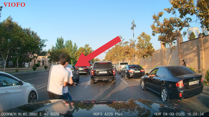 В Баку водитель скутера с пассажиром совершил опасный маневр – ВИДЕО  