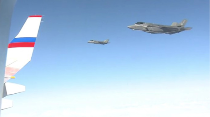 Putinin təyyarəsini ABŞ qırıcıları müşayiət etdi - VİDEO