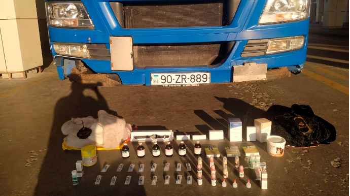 Yük avtomobilindən qanunsuz müxtəlif əşyalar aşkarlanıb - FOTO