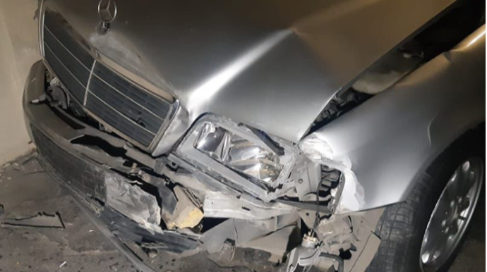 Gəncədə maşını ağaca çırpıldı, sürücü xəsarət aldı 