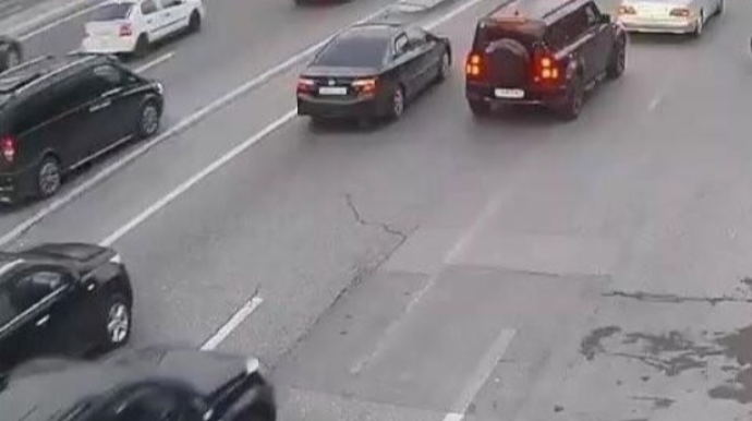 Özünü maşının altına atan piyadaların görüntüləri üzə çıxdı - VİDEO 