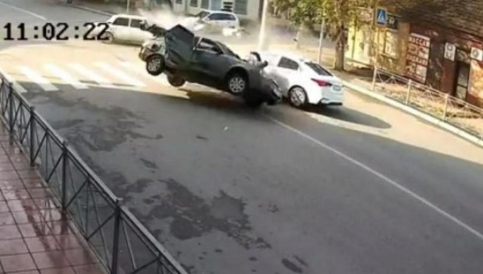 Sürücülər dəhşətli qəzada möcüzəvi şəkildə sağ qaldı 