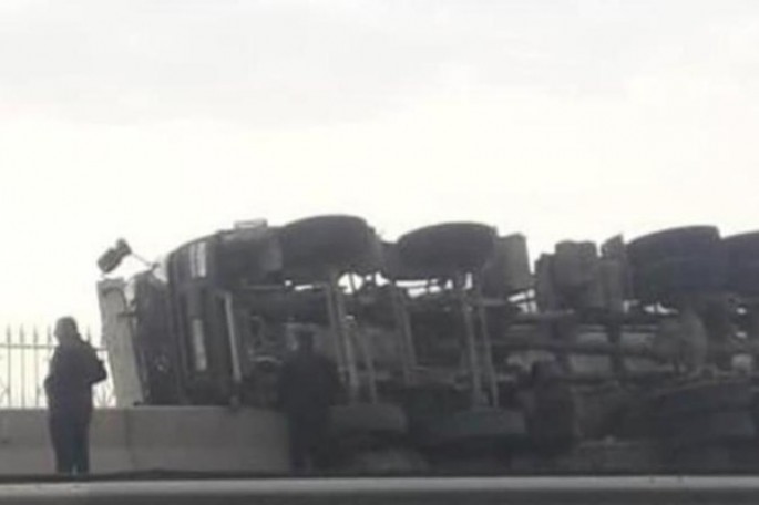 Bakıda betonqarışdıran maşın belə aşdı: az qala dənizə düşəcəkdi - FOTO