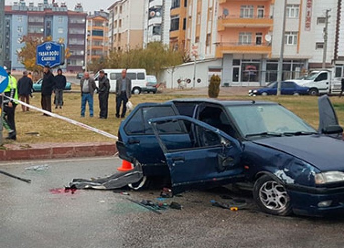 “Peugeot” işıq dirəyinə çırpıldı: 1 ölü, 2 yaralı - FOTO
