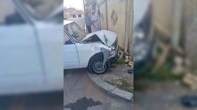 Sükanı buraxan sürücü “07”ni səkiyə çıxararaq hasara çırpdı  - VİDEO