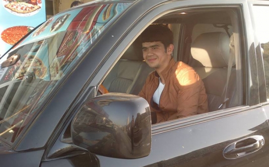 Metronun qarşısında öldürülən oğlanın ailəsi: "Qız ona yalan danışıb"