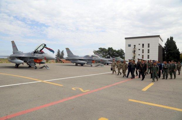 Zakir Həsənov Azərbaycan və Türkiyə şahinləri ilə görüşdü - FOTOLAR