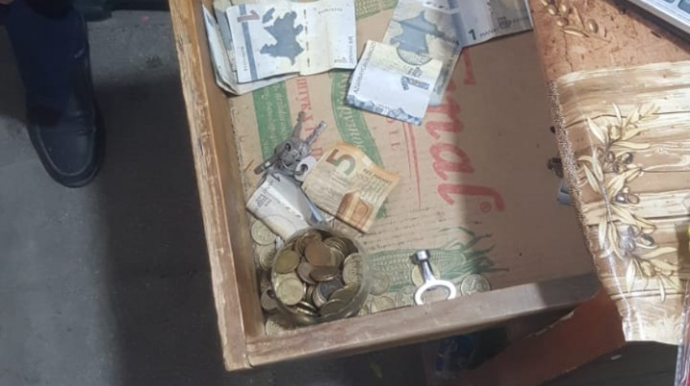 Siyəzəndə iki qardaş mağazanı soydu  - FOTO