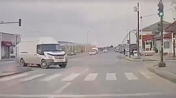 Qırmızı işıqda yolayrıcına girən sürücü az qala qəza törədəcəkdi   - VİDEO