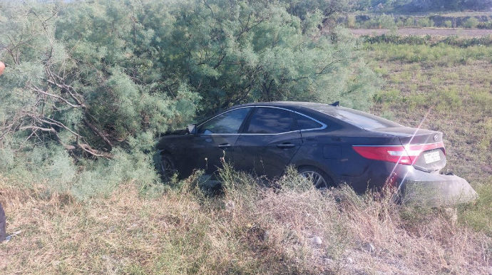 Yevlaxda idarəetmədən çıxan avtomobil qəzaya uğradı - VİDEO - YENİLƏNİB