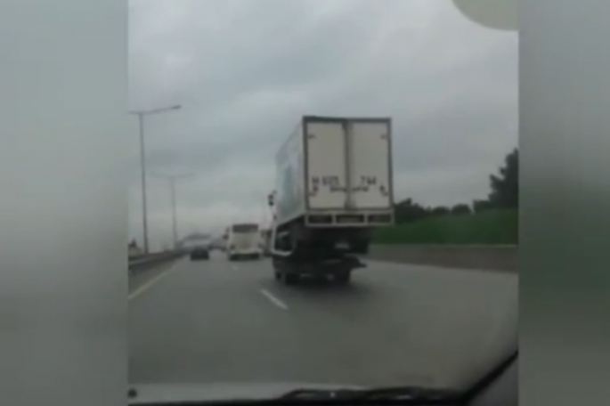 Bakıda evakuator sürücüsü qaydaları belə pozur - VİDEO