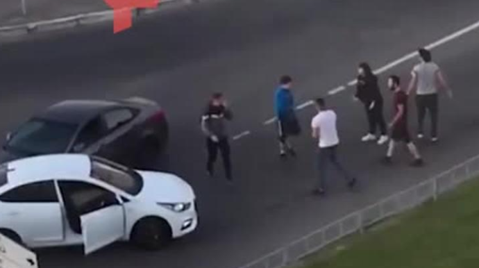 Avtomobilləri yolun ortasında saxlayıb dava etdilər - VİDEO