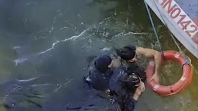 Bulvarda dənizə düşən gənclər xilas edildi - VİDEO