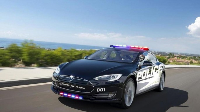 Cinayət şübhəlisini qovan polis “Tesla”ya görə təqibi yarımçıq saxladı - FOTO