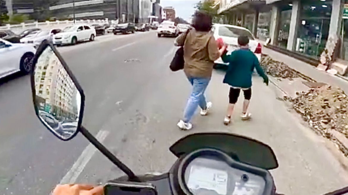 Qayda pozan qadın övladıyla birlikdə motosikletə çırpılmaqdan son anda xilas oldu   - VİDEO