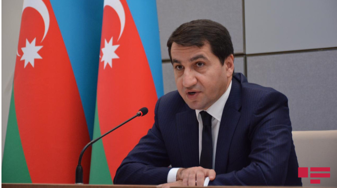 Hikmət Hacıyev:  Laçın yolunu azərbaycanlı etirazçılar deyil, Rusiya sülhməramlıları bağlayıb