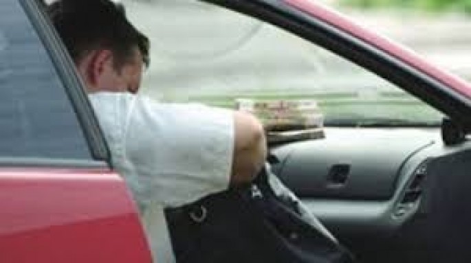 Şirkət maşınının sürücüsünü küt alətlə vurub 20 mini apardılar - Şəkidə