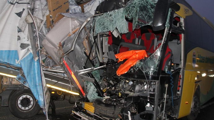 Türkiyədə avtobusla yük maşını toqquşub, ölən və yaralananlar var 