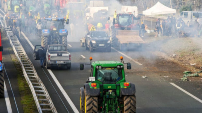 Fransada fermerlərin etirazları bir neçə bölgədə nəqliyyatın hərəkətini iflic edib