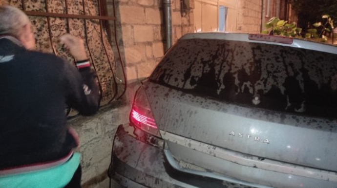 Gəncədə avtomobil evə çırpıldı - Yaralanan var - FOTO