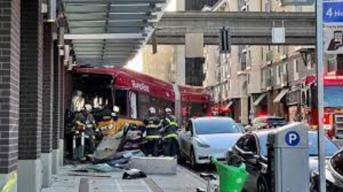 "Metrobus" binaya çırpıldı, ölən və yaralananlar var  