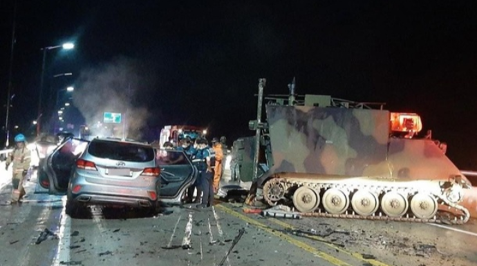 Minik avtomobili zirehli maşına çırpıldı;  4 ölü, 1 yaralı    - FOTO