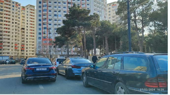 Bakıda "AA" seriyalı maşının sürücüsü qaydaları belə pozdu - FOTO  