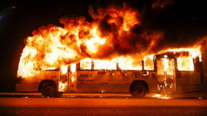 В Бразилии сторонники Болсонару устроили беспорядки на улицах столицы