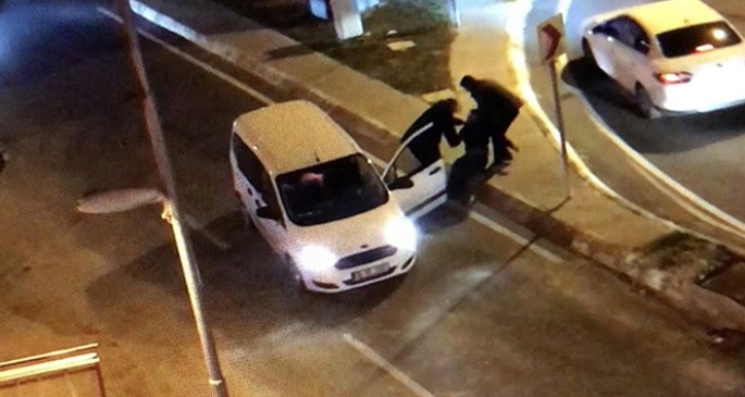 İmamoğlunun mühafizəçiləri qoçuluq etdi: sürücünü ailəsinin gözü qarşısında döyüblər - VİDEO