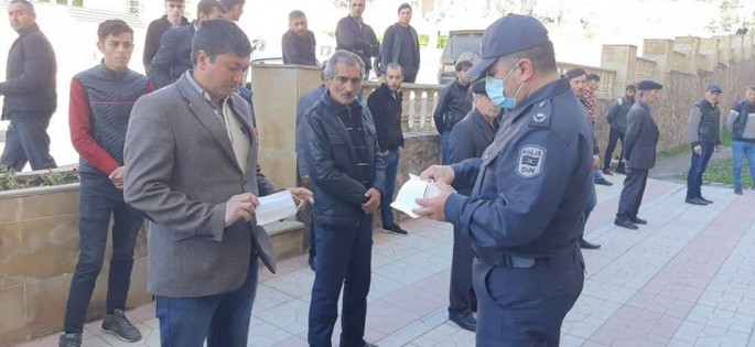 Daşkəsəndə polis sosial məsafənin təmin olunmasına nəzarəti gücləndirib - FOTO