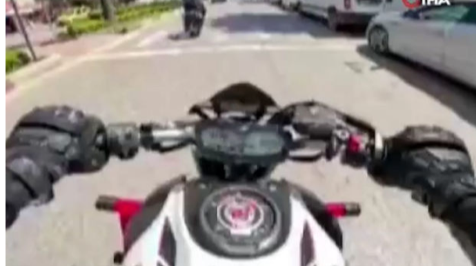 Motosikletçi keçirdiyi ağır qəzanı anbaan qeydə aldı   - VİDEO