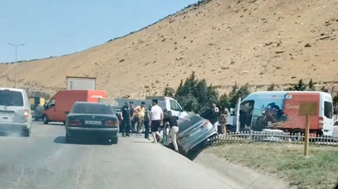 Sədərəkdə idarəetməni itirən qadın sürücü maşını dərəyə aşırdı   - VİDEO
