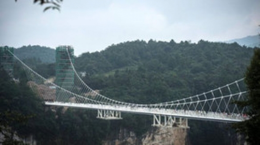 Dünyada ən uzun şüşə körpüsü ziyarətçilərin axını səbəbindən bağlanılıb