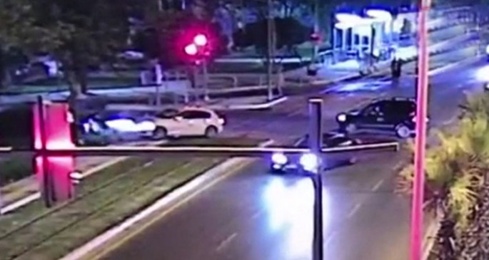 Qırmızıdan keçən sürücü 3 nəfəri vurdu - VİDEO