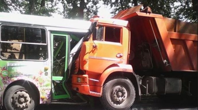 Binəqədidə sərnişin avtobusu “KamAZ”a çırpılıb, xəsarət alan var  