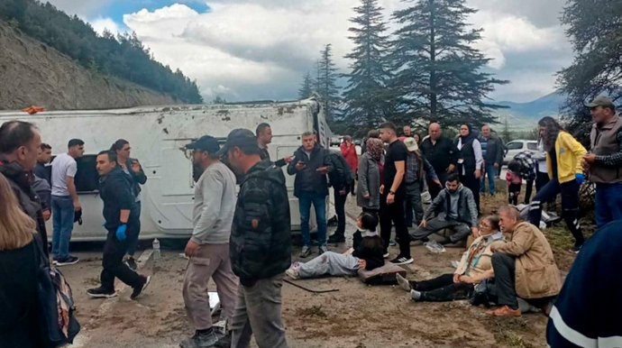 Ağır yol qəzası olub, 15 nəfər yaralanıb