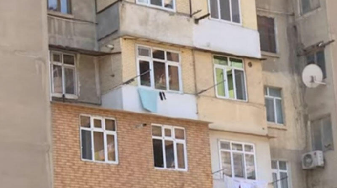 Bəzi binalarda eyvanlar qabağa çəkilib, liftin yerləşdiyi hissə arasındakı yer zəbt olunub - VİDEO