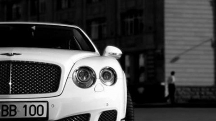 Üç otaqlı evin puluna maşın nömrəsi alanlar –  “Zerkalni” xəstəliyinə tutulanlar haqda nə bilirik?