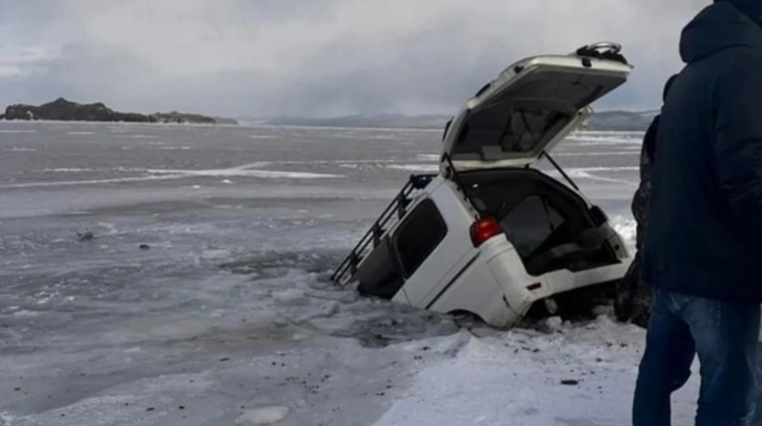 Avtomobil Baykal gölünə düşdü, bir qrup turist öldü