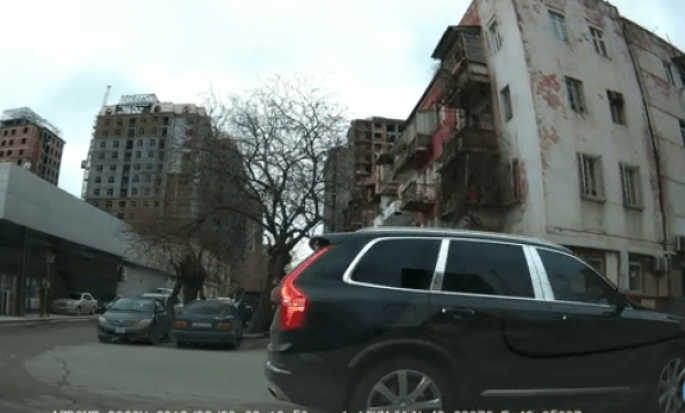 Bakıda "kruqom" plyonkalı maşınla gəzən kimdir? - VİDEO