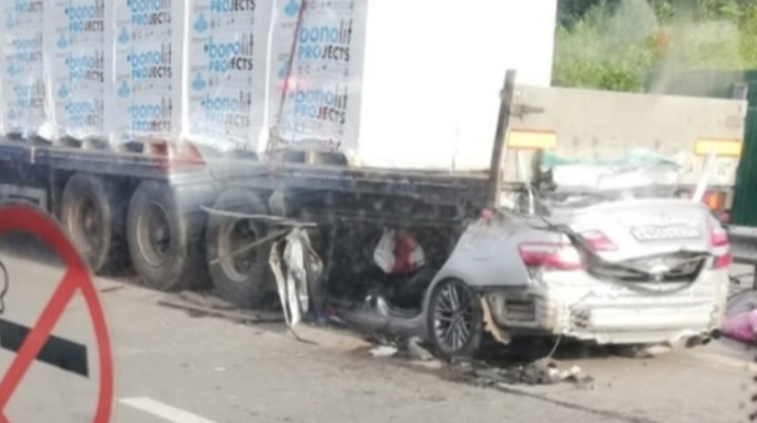 “Toyota” yüksək sürətlə yük maşının altına girdi;  2 ölü, 1 yaralı - VİDEO 