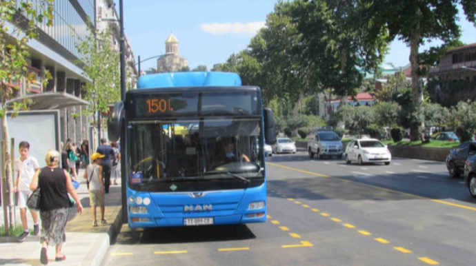 Tbilisidə sərnişin avtobusunda dəhşətli QƏTL:  Arvadının boğazını kəsdi