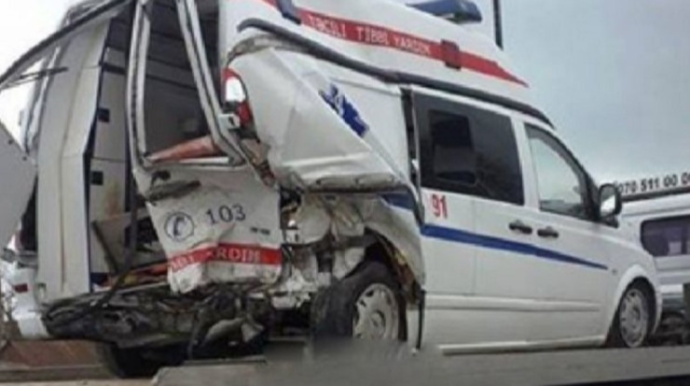 Şabranda təcili tibbi yardım avtomobili qəzaya düşdü, ölən var 