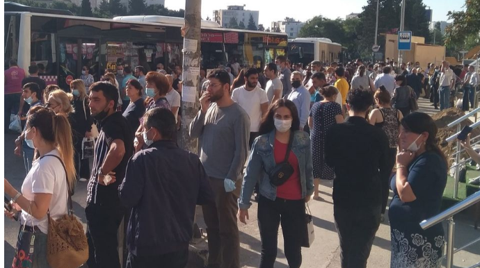 “Şamaxinka”dakı avtobus dayanacağında sərnişin izdihamı - FOTO 