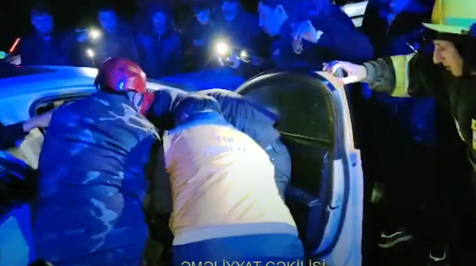 Hacıqabulda "Ford" dəmir səddə çırpıldı; sıxılı qalan sərnişin belə xilas edildi - VİDEO