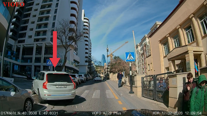 Maşını yolun ortasına atıb gedən sürücü hamıya mane oldu - 10-AZ-596 - VİDEO