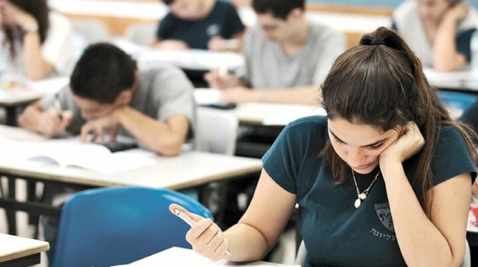 Bu gün 58 mindən çox şagird buraxılış imtahanı verəcək