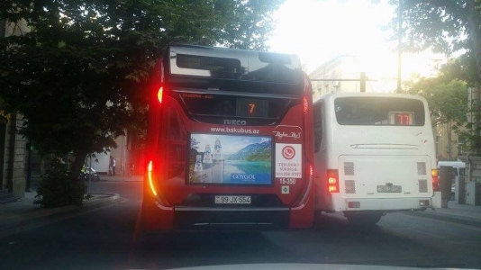 Avtobusların arxasında reklam: qanunun tələbi niyə pozulur? - VİDEO