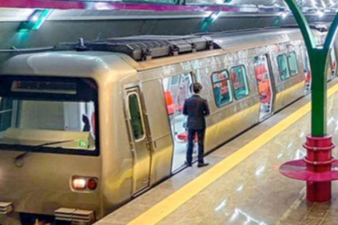 Müğənnilikdən getməyə qərar verən ulduz xanımı ilə METRODA - FOTO
